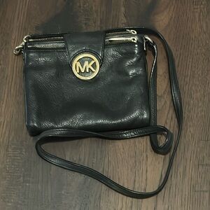 MICHAEL KORS CROSSBODY BAG AUTHENTIC LEATHER PEBBLED BLACK TOP ZIPPER POCKETS